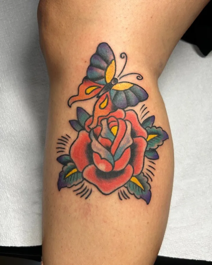 Rosa y mariposa